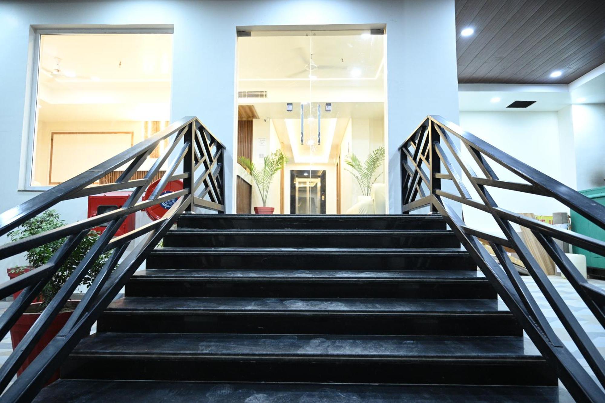 The Janki Hotel Ayodhya Esterno foto