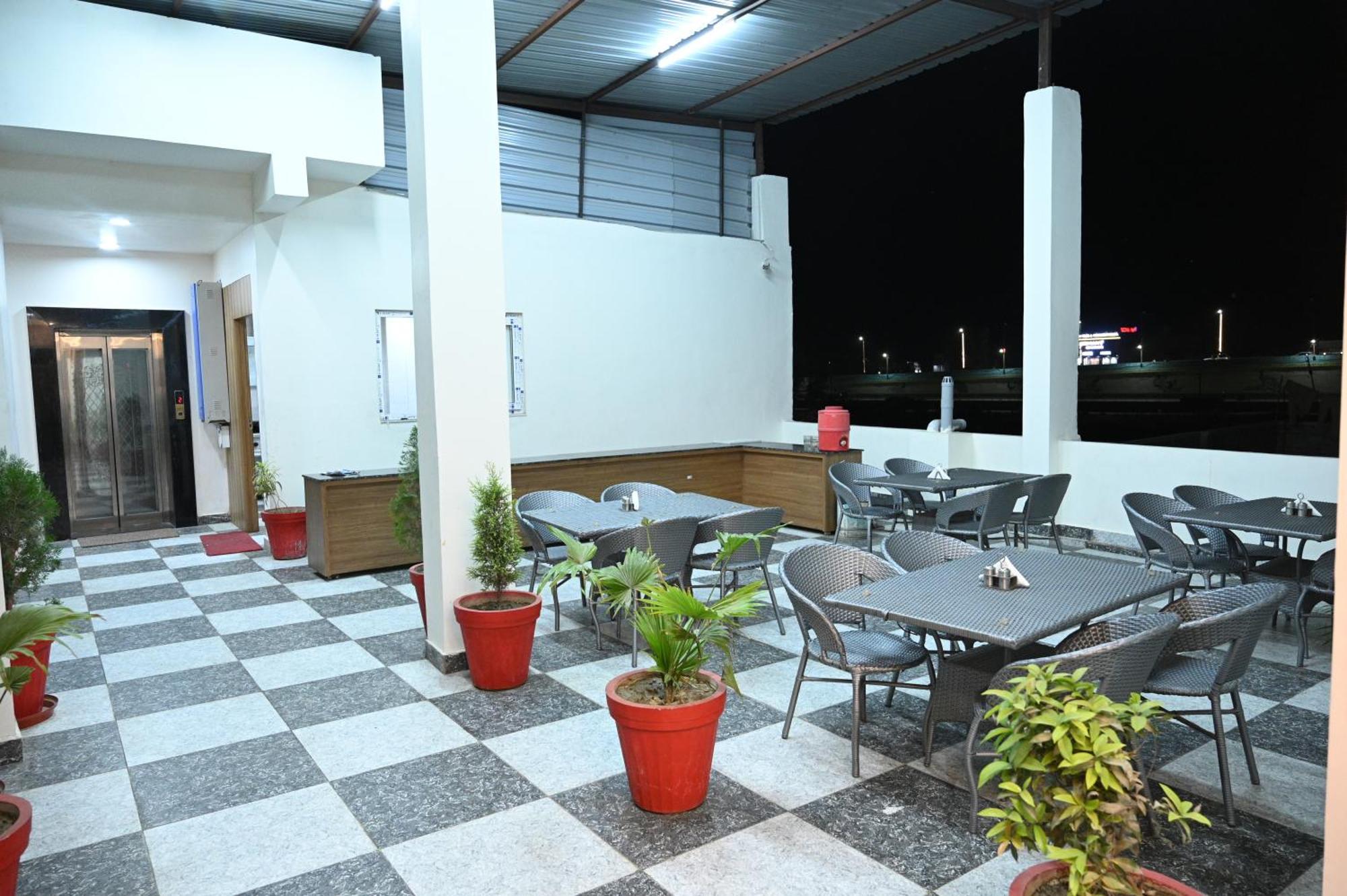 The Janki Hotel Ayodhya Esterno foto